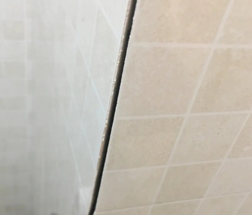 崇信瓷砖空鼓维修公司分享阳台瓷砖脱落的修复过程可以分为以下几个步骤