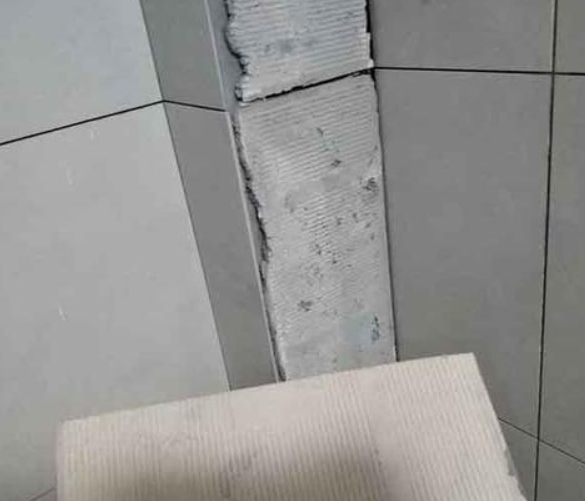 崇信瓷砖空鼓维修公司分享下厨房瓷砖脱落的补救措施。